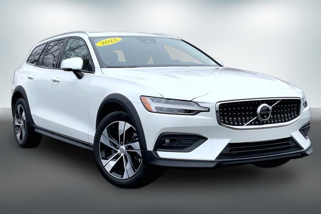 Used 2025 Volvo V60 B5 Cross Country Plus image 1