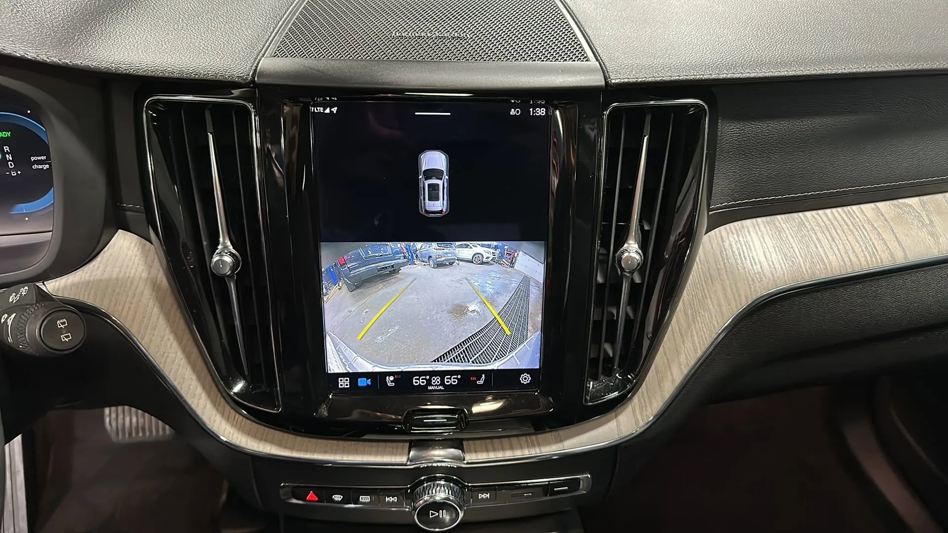 Used 2022 Volvo XC60 T8 Inscription w/ Advanced Package image 23