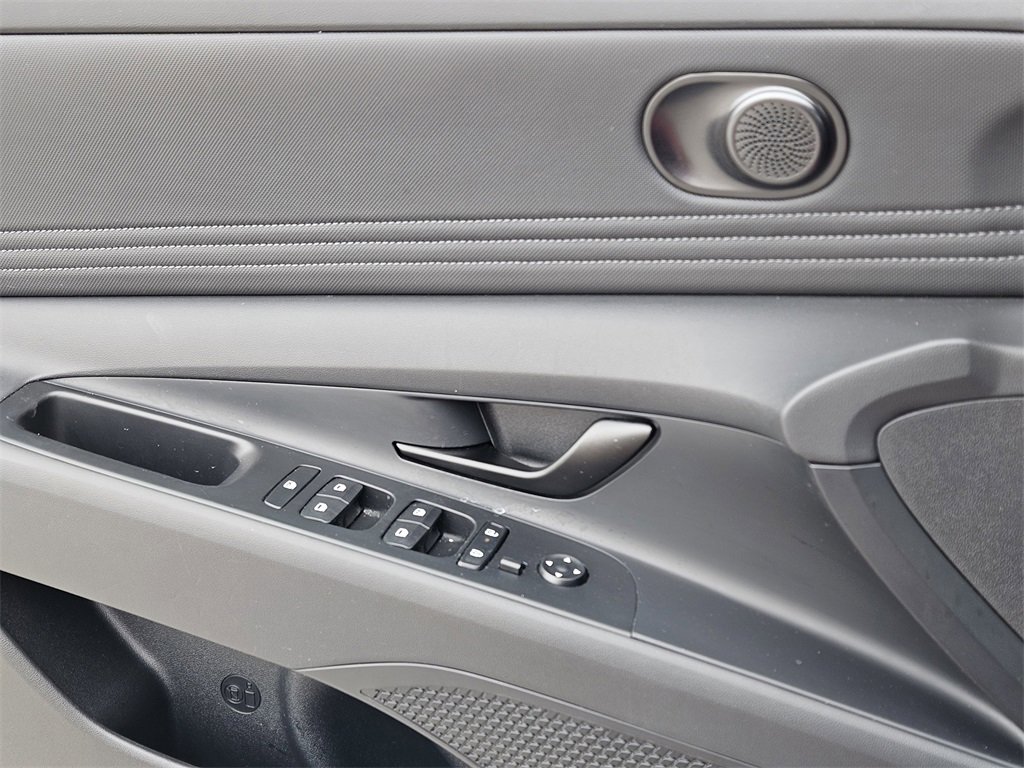 Certified 2025 Hyundai Elantra Sport image 17