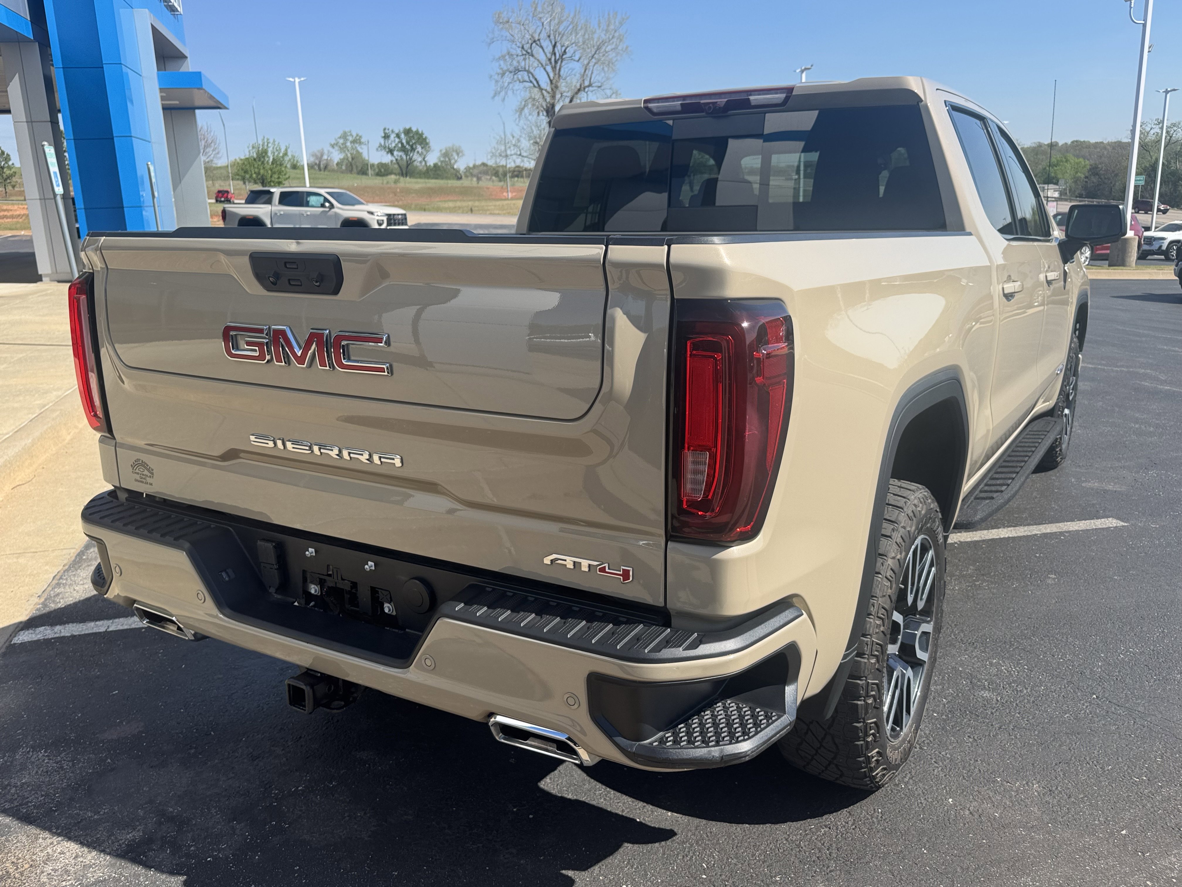Used 2022 GMC Sierra 1500 AT4 w/ AT4 Premium Package AWD/4WD image 4