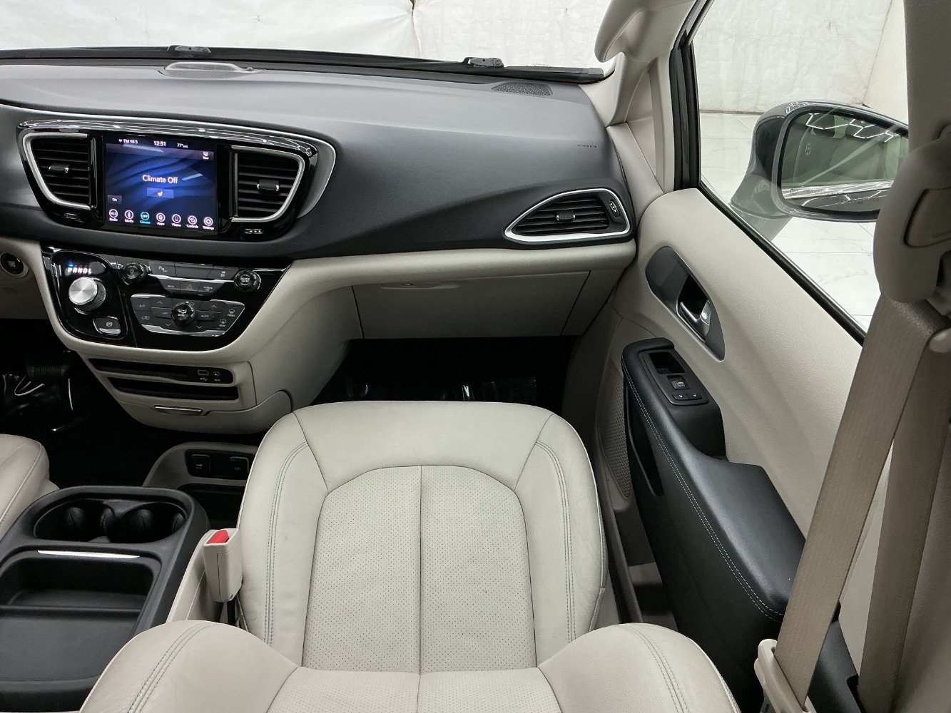 Used 2018 Chrysler Pacifica Touring-L FWD image 27
