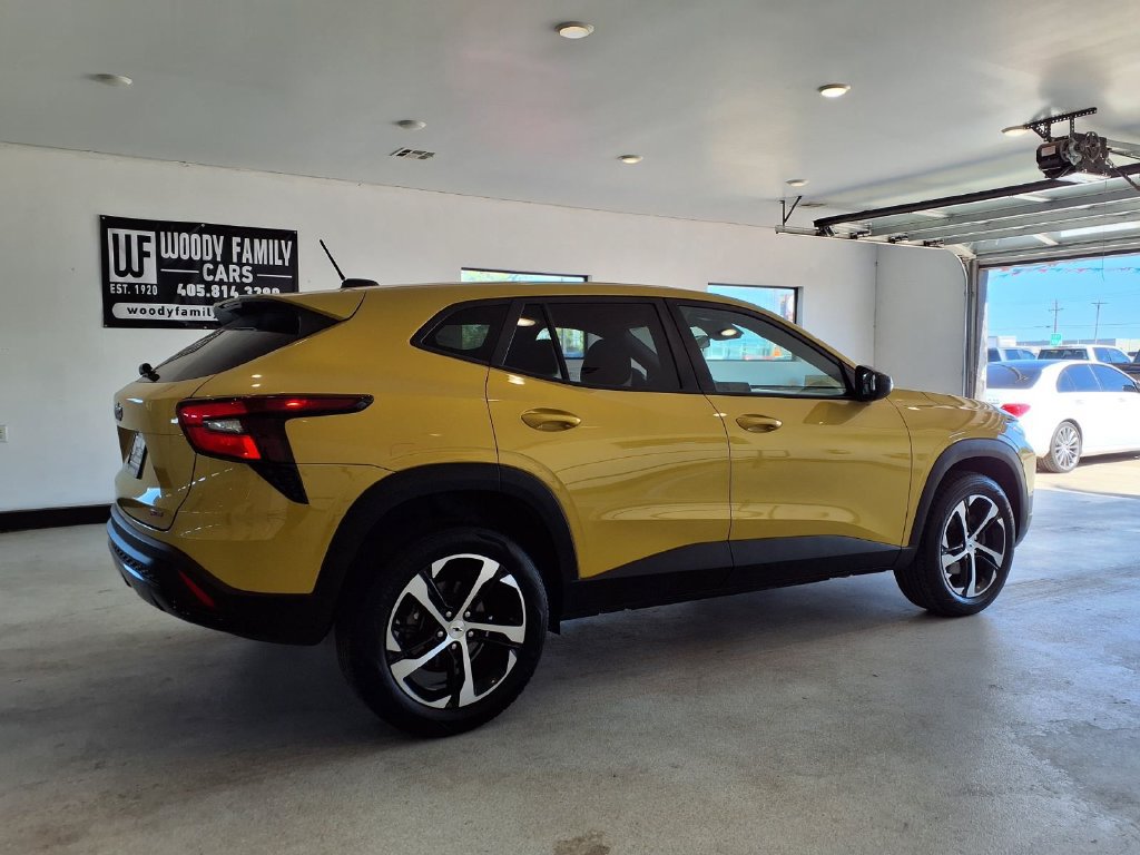 Used 2025 Chevrolet Trax RS w/ Driver Confidence Package FWD image 3