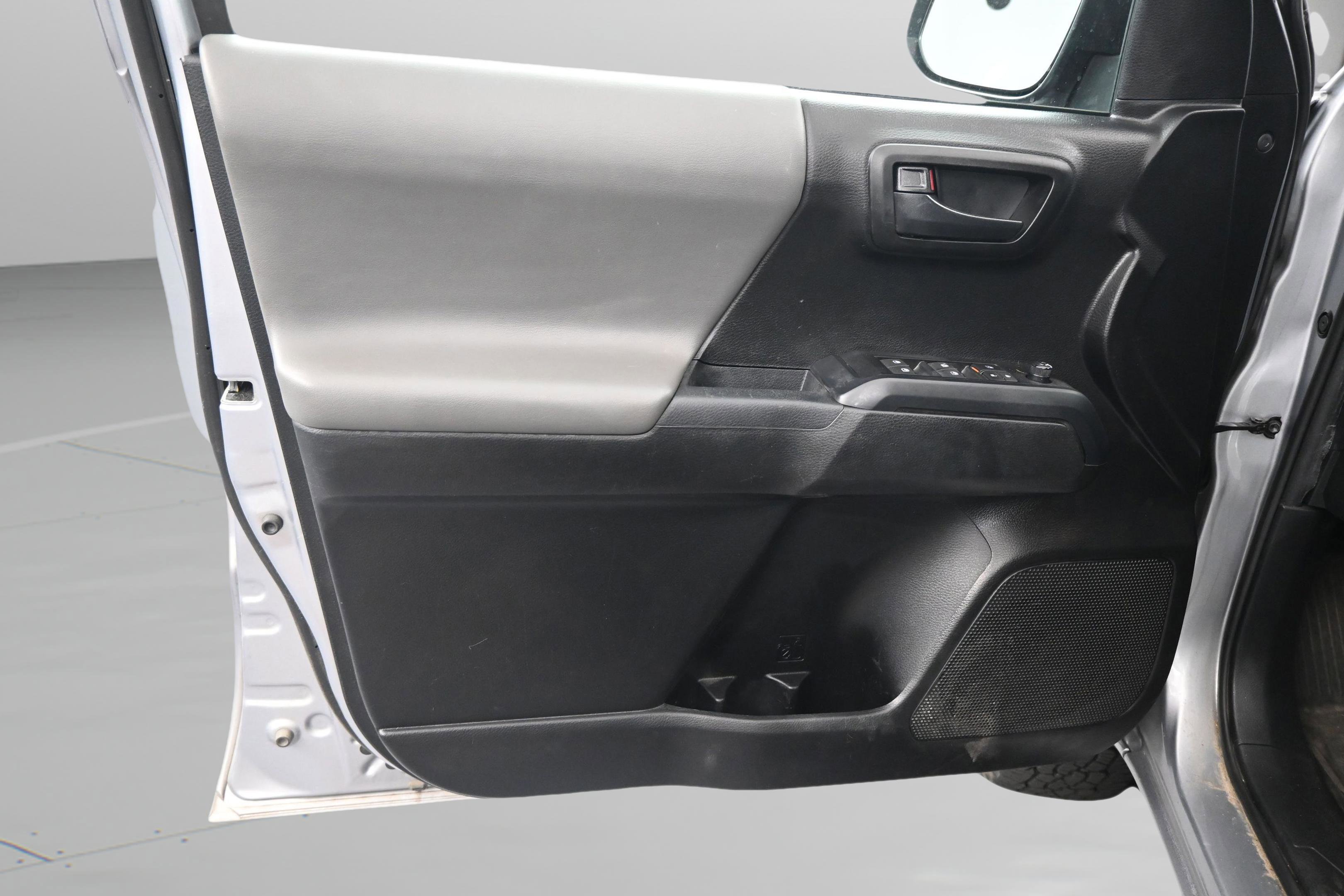 Used 2021 Toyota Tacoma SR AWD/4WD image 33