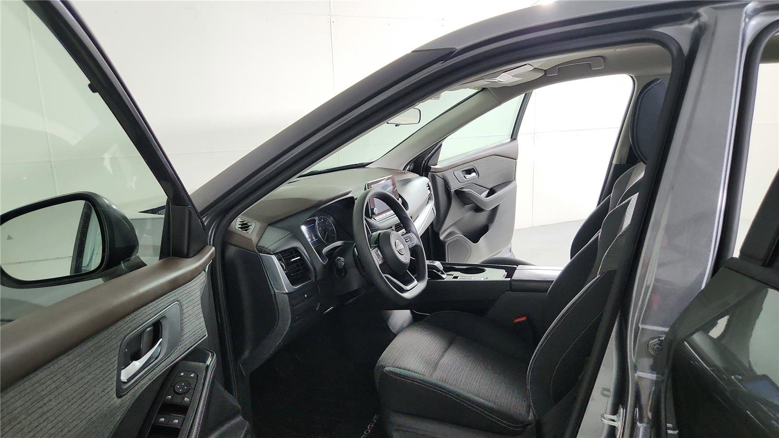 Used 2023 Nissan Rogue SV FWD image 9
