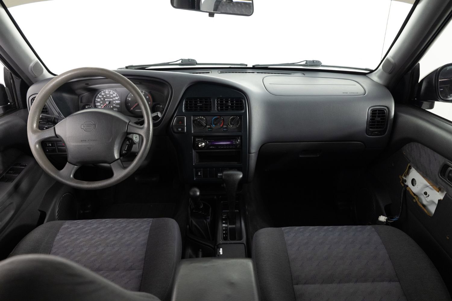 Used 1997 Nissan Pathfinder LE AWD/4WD image 26