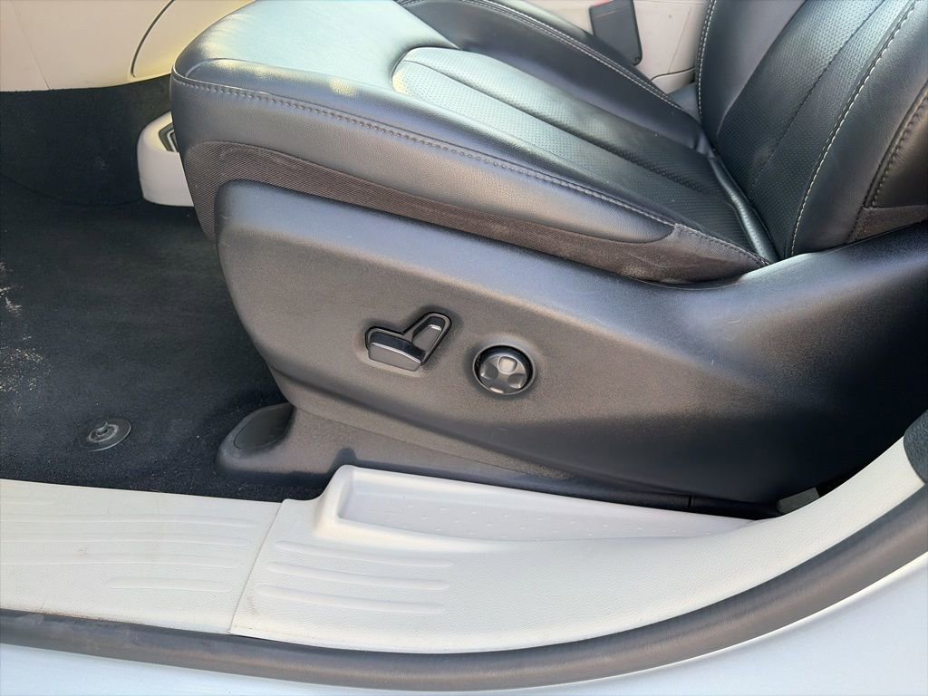 Used 2024 Chrysler Pacifica Touring-L FWD image 24