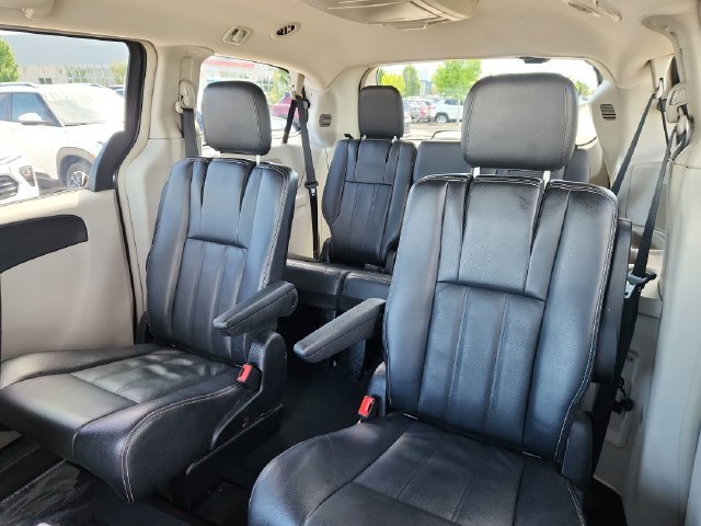 Used 2013 Chrysler Town & Country Touring FWD image 28