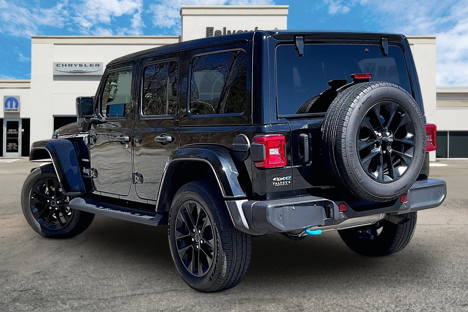 Used 2024 Jeep Wrangler Sahara w/ Technology Group image 12