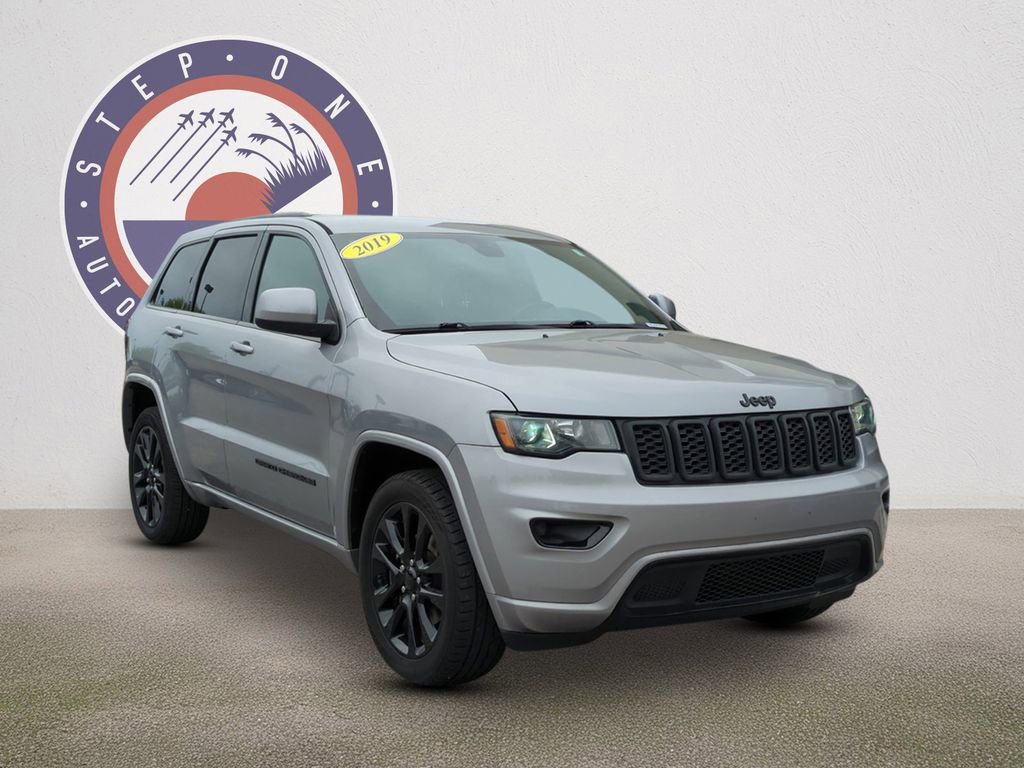 Used 2019 Jeep Grand Cherokee Altitude image 2