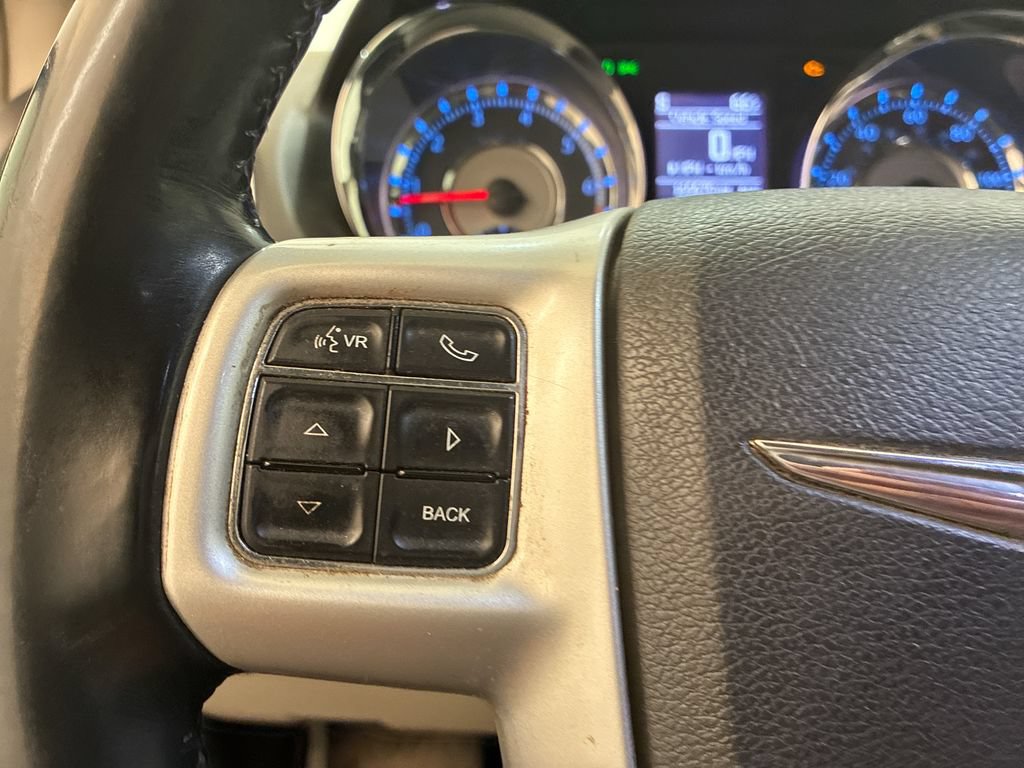 Used 2014 Chrysler Town & Country Touring FWD image 20