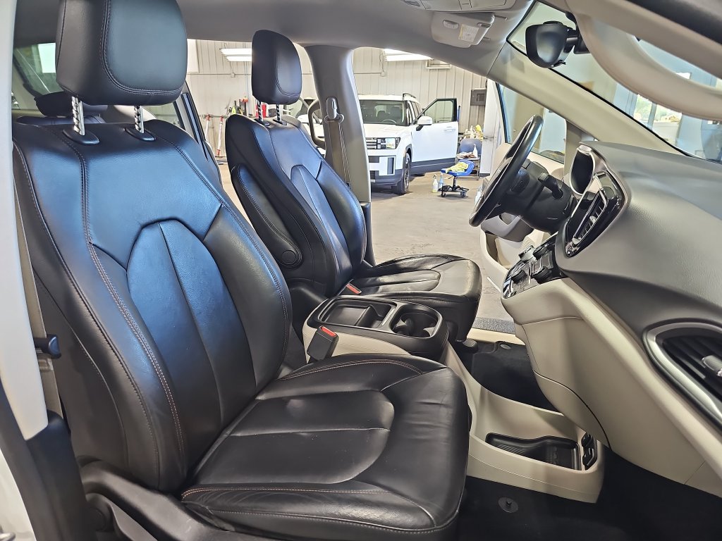 Used 2017 Chrysler Pacifica Touring-L w/ Tire & Wheel Group FWD image 10
