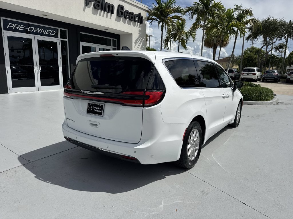 Used 2024 Chrysler Pacifica Touring-L FWD image 3