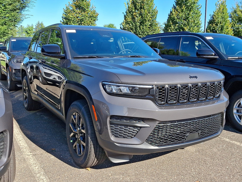 New 2025 Jeep Grand Cherokee Altitude image 3