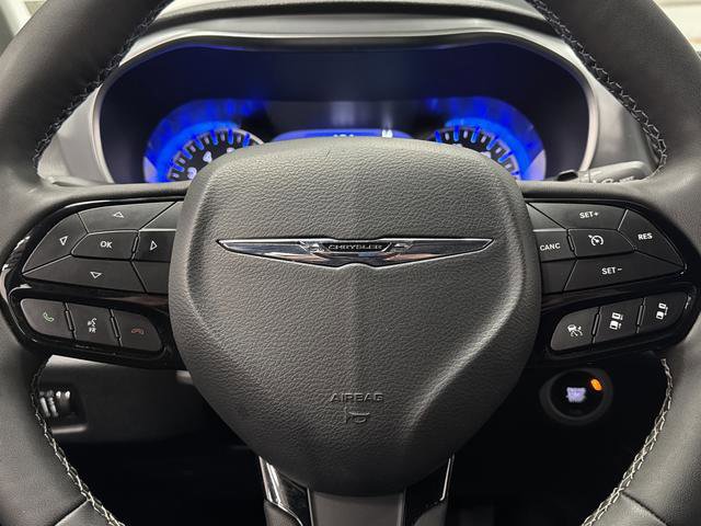 Certified 2025 Chrysler Pacifica Limited image 17