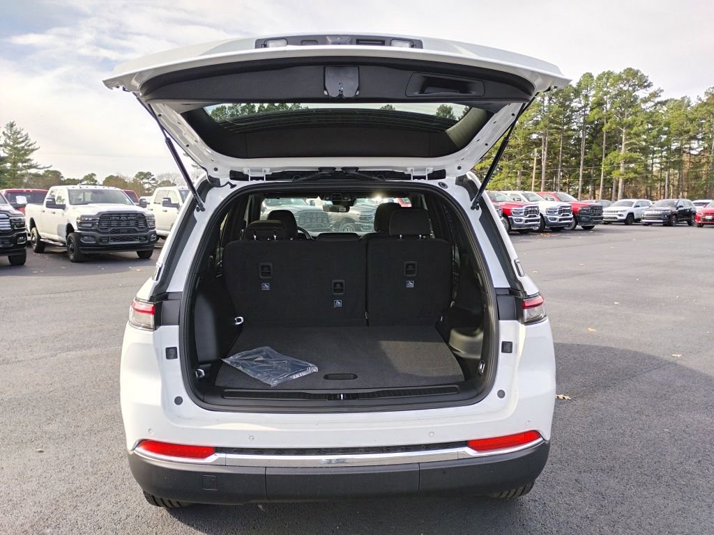 New 2025 Jeep Grand Cherokee Laredo w/ Trailer Tow Package image 13