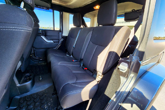 Used 2017 Jeep Wrangler Unlimited Sahara w/ Connectivity Group AWD/4WD image 23