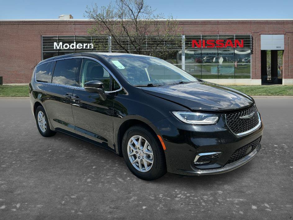 Used 2024 Chrysler Pacifica Touring-L FWD image 5