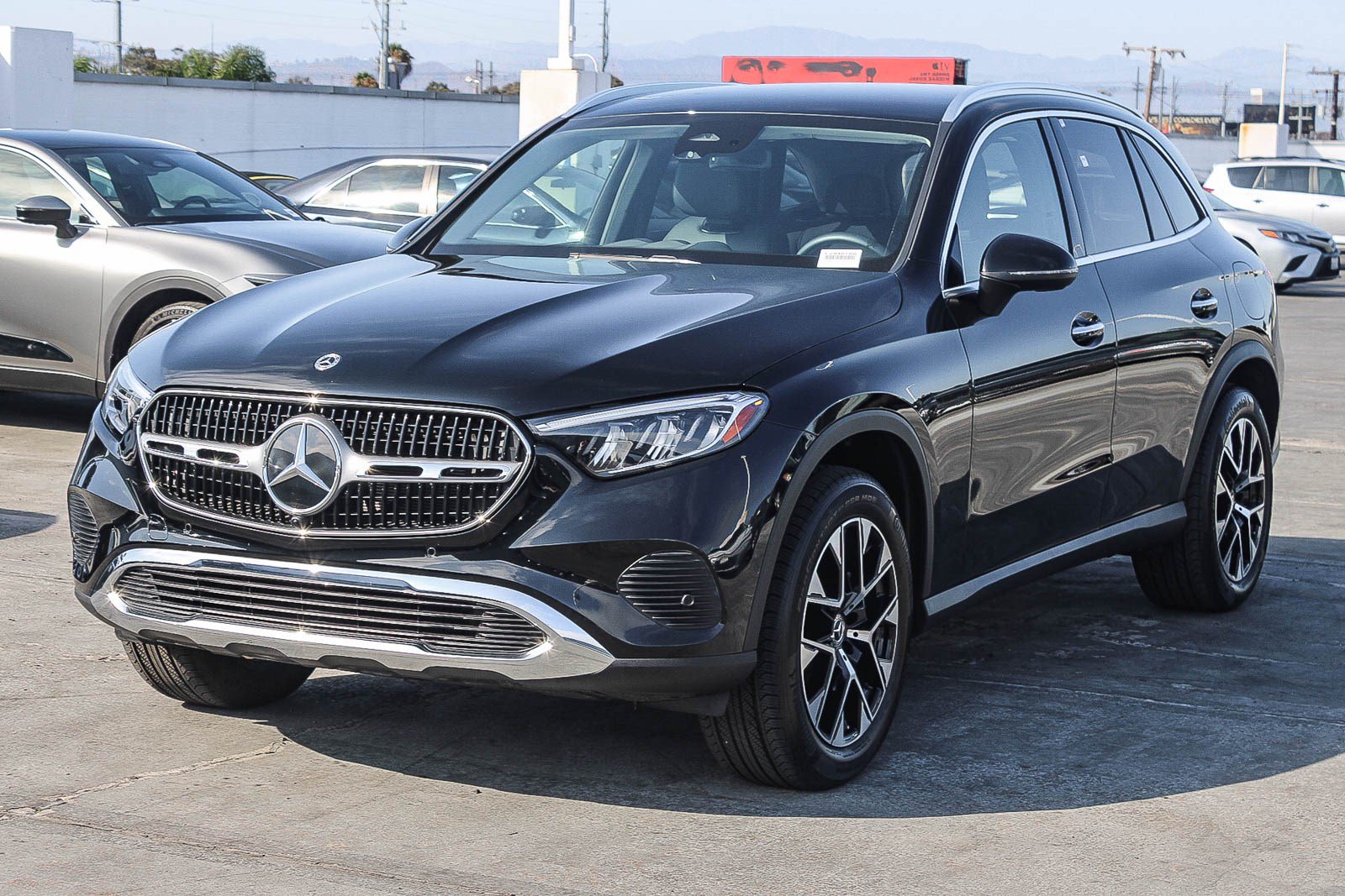 Used 2025 Mercedes-Benz GLC 350e 4MATIC image 3