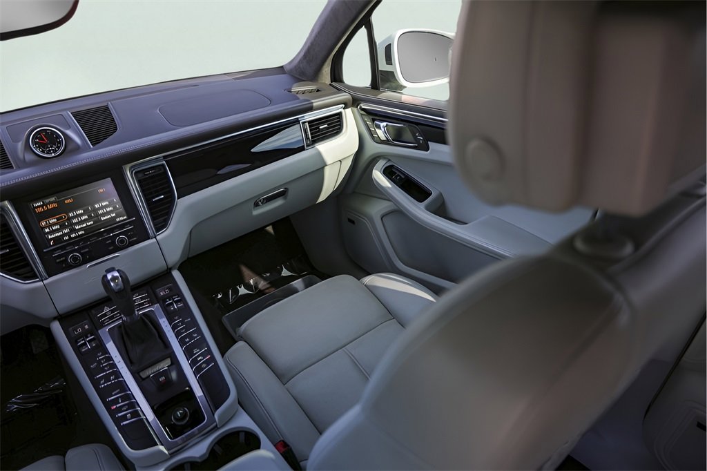 Used 2016 Porsche Macan Turbo image 32