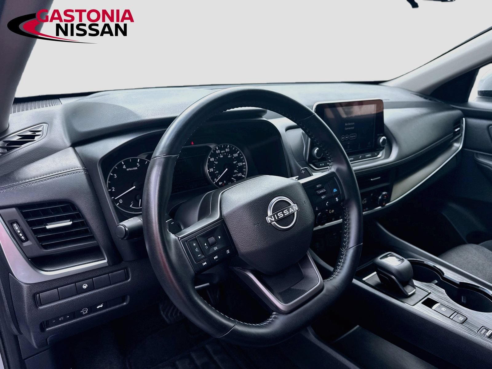 Used 2025 Nissan Rogue SV FWD image 11