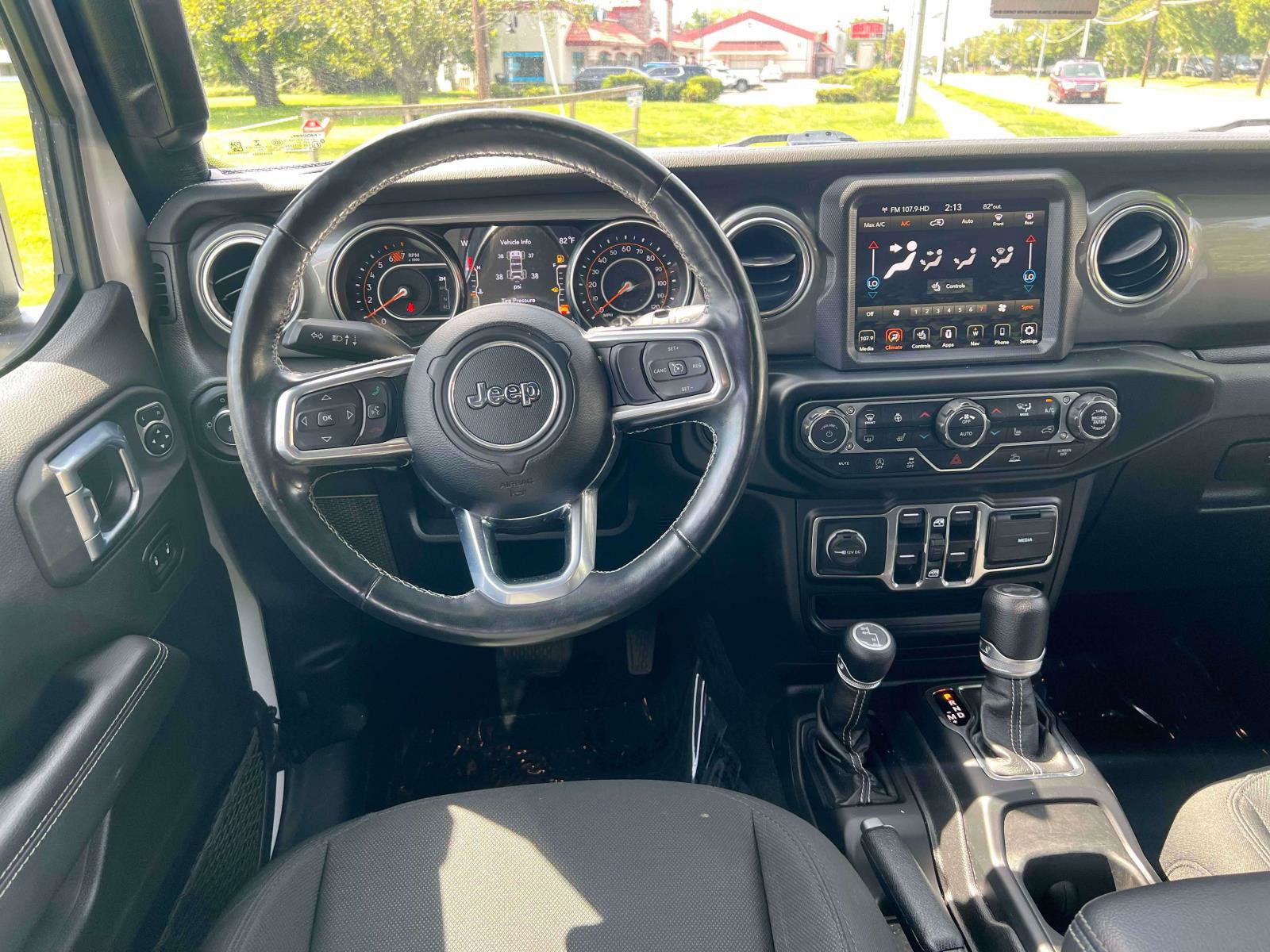 Used 2022 Jeep Wrangler Unlimited Sahara w/ Cold Weather Group AWD/4WD image 23