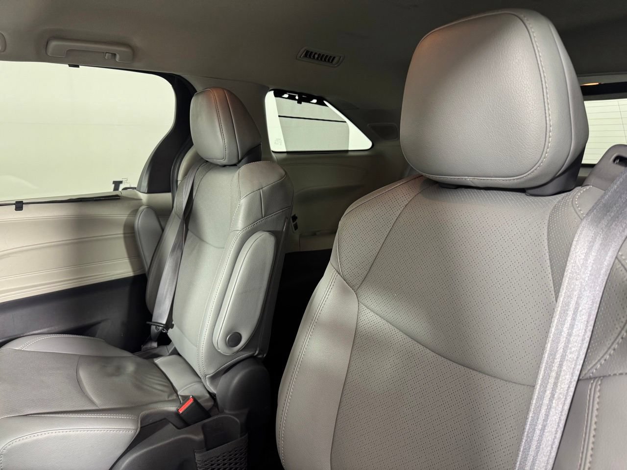 Used 2021 Toyota Sienna Limited FWD image 30