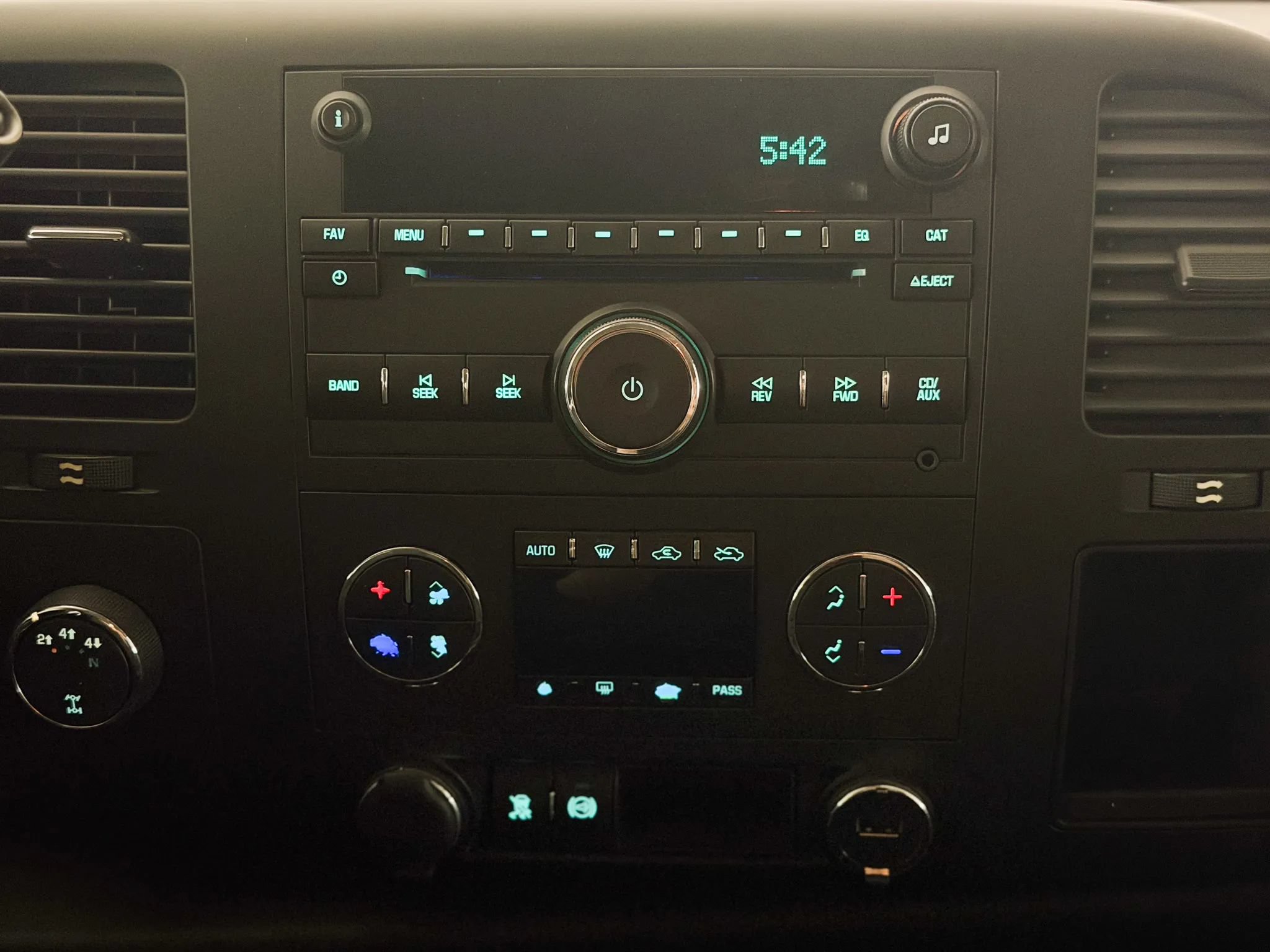 Used 2011 Chevrolet Silverado 2500 LT w/ Interior Plus Package AWD/4WD image 27