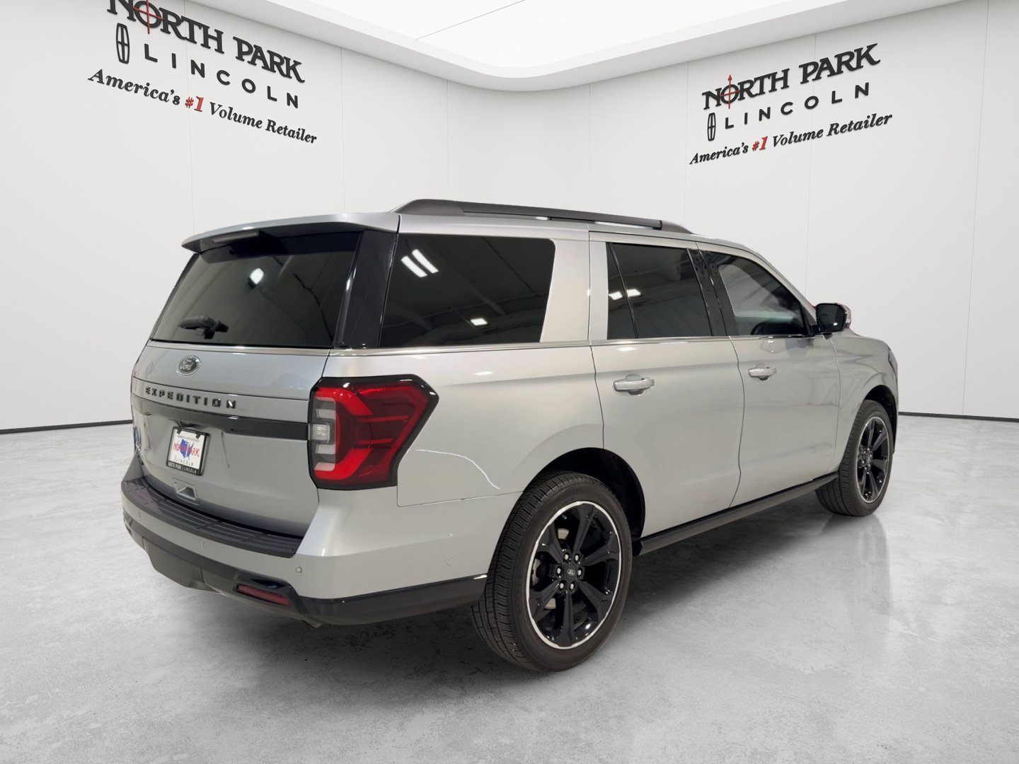 Used 2023 Ford Expedition Limited AWD/4WD image 5