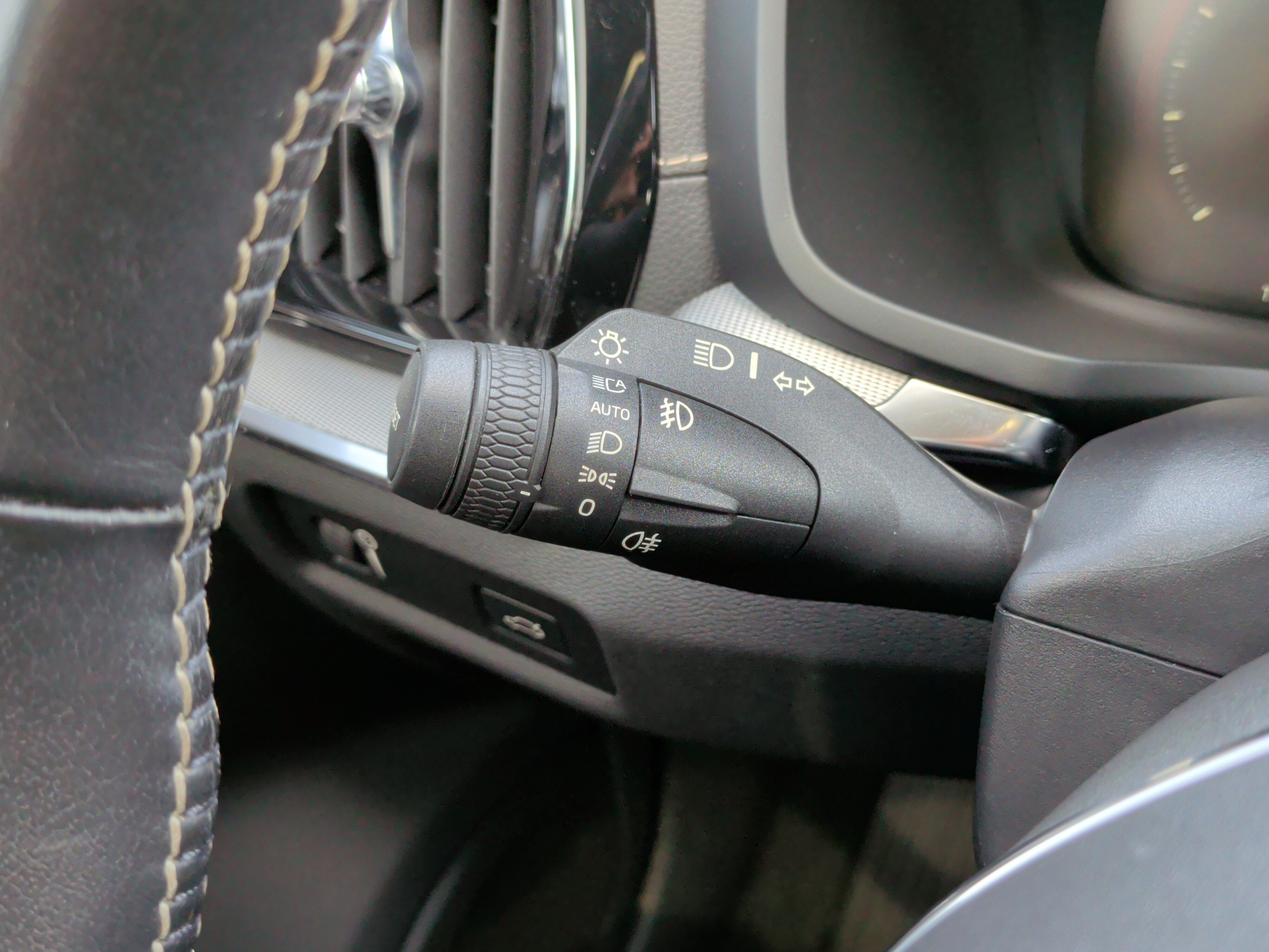 Used 2021 Volvo S60 T5 R-Design image 25