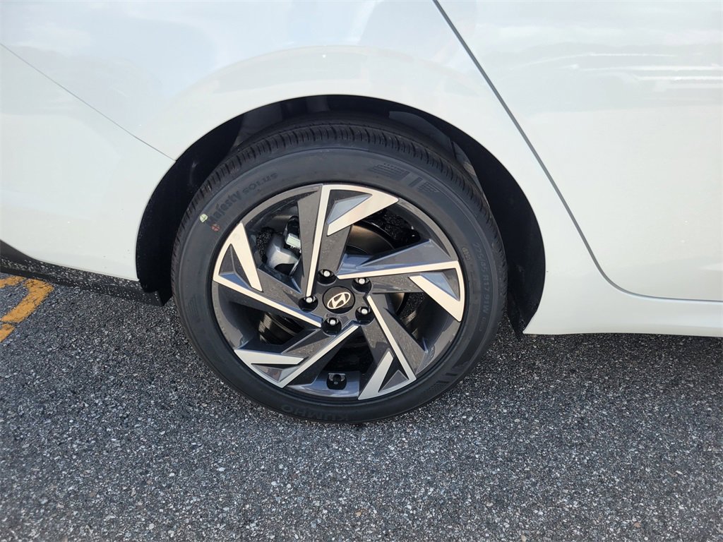 Used 2025 Hyundai Elantra Sport image 3