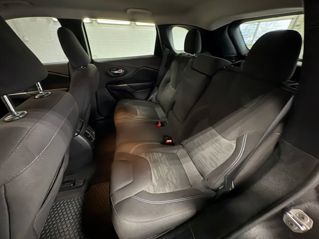 Used 2019 Jeep Cherokee Latitude w/ Cold Weather Group image 26