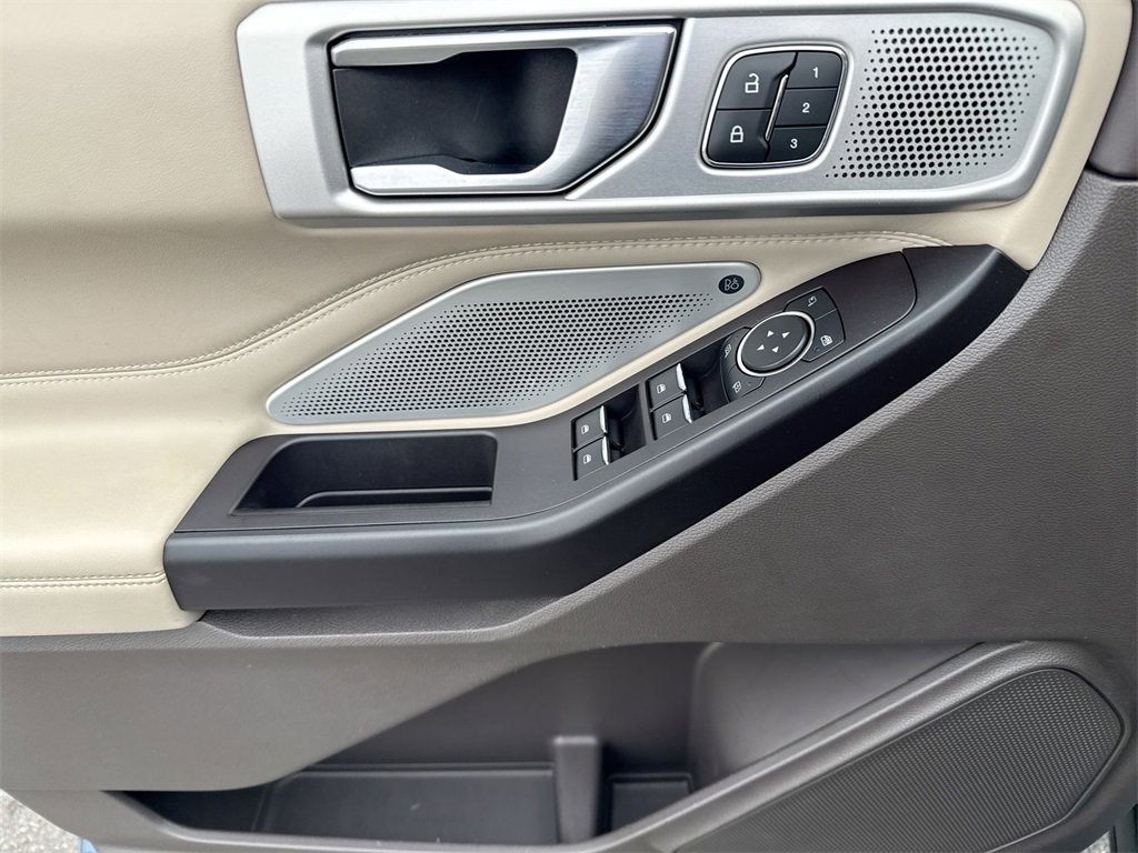 Used 2020 Ford Explorer Platinum w/ Premium Technology Package image 15