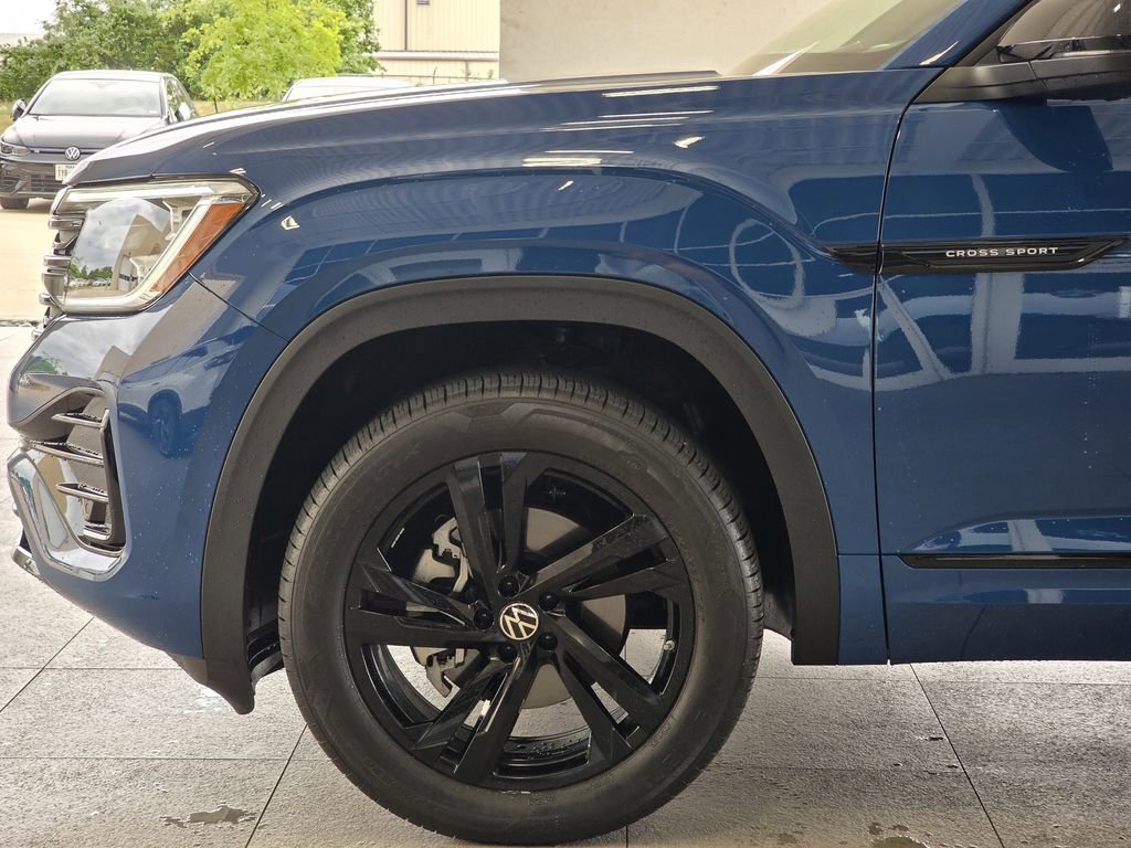 Used 2025 Volkswagen Atlas Cross Sport SEL R-Line AWD/4WD image 5