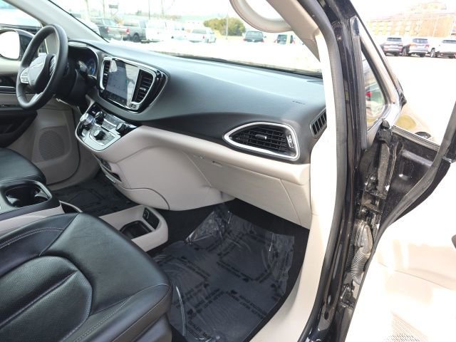 Used 2024 Chrysler Pacifica Touring-L image 9