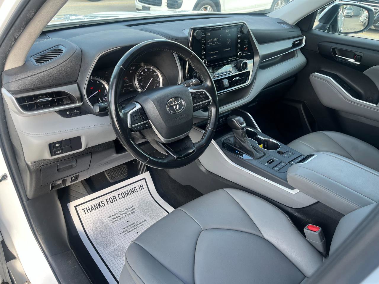 Used 2022 Toyota Highlander XLE AWD/4WD image 11