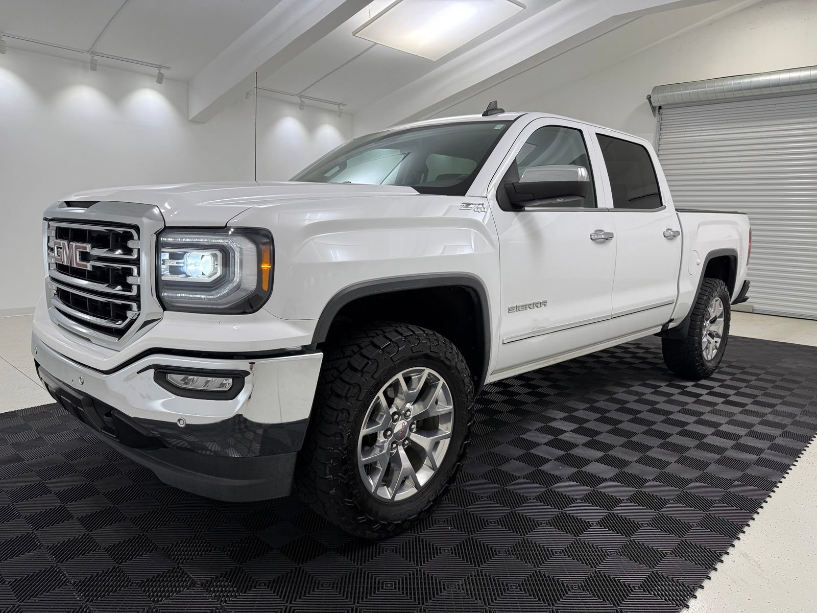 Used 2018 GMC Sierra 1500 SLT AWD/4WD image 3