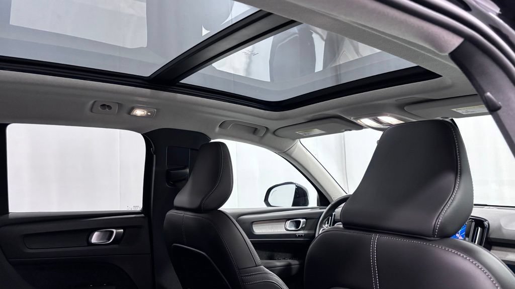 Certified 2025 Volvo XC40 B5 Plus AWD/4WD image 25