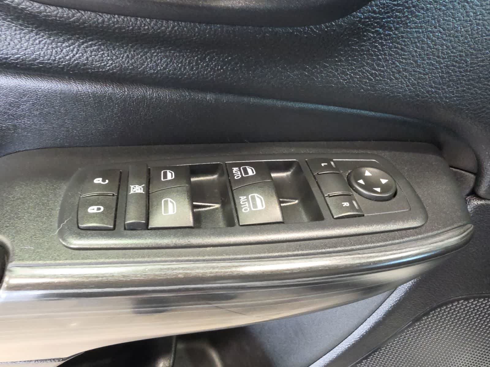 Used 2016 Jeep Cherokee Trailhawk w/ Cold Weather Group AWD/4WD image 18