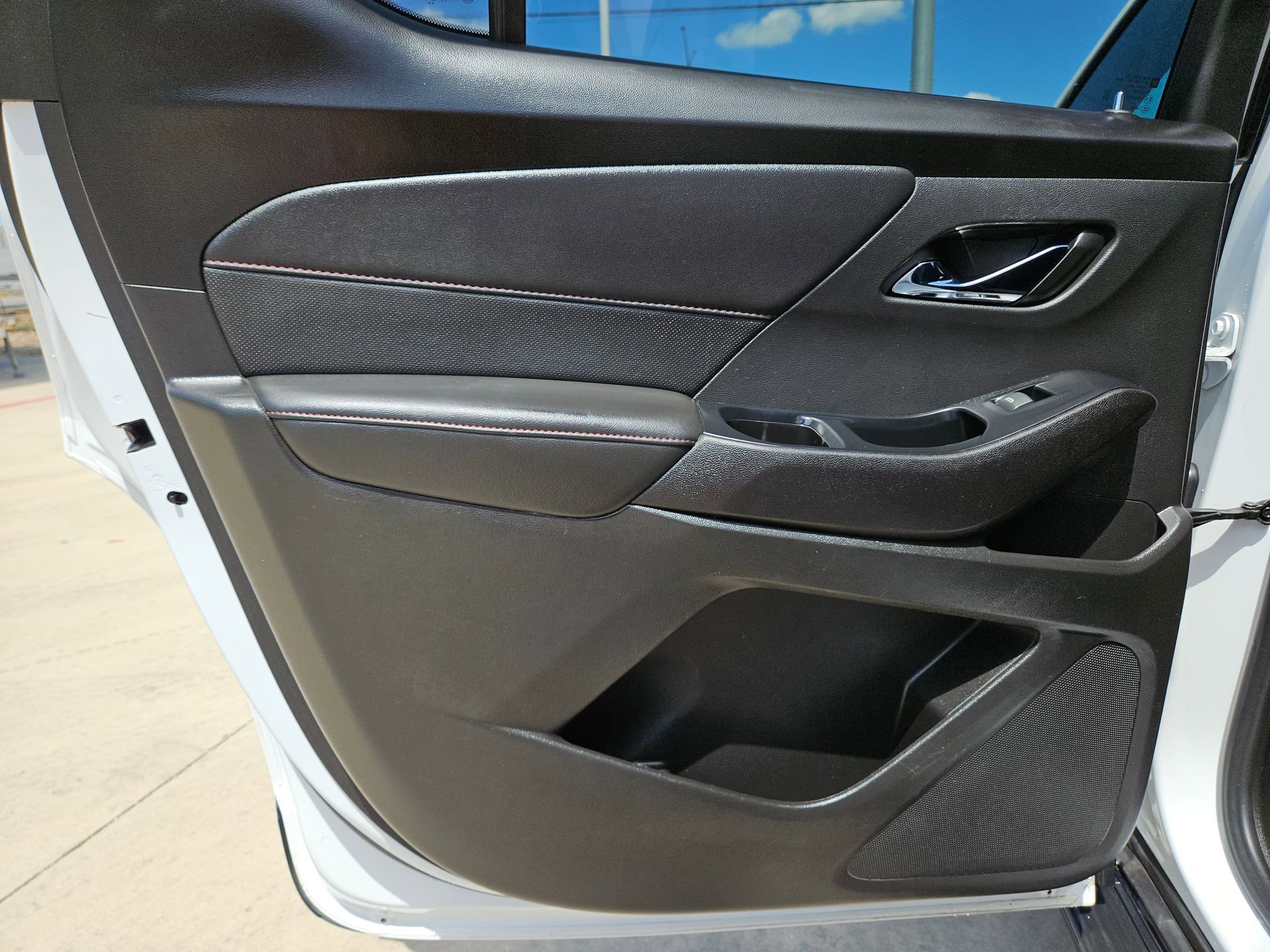 Certified 2023 Chevrolet Traverse RS w/ LPO, 'HIT The Road' Package FWD image 15