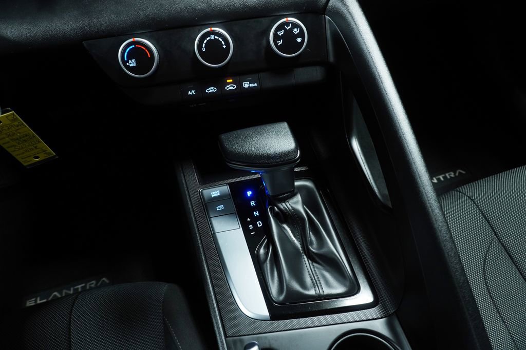 Certified 2025 Hyundai Elantra SE image 19