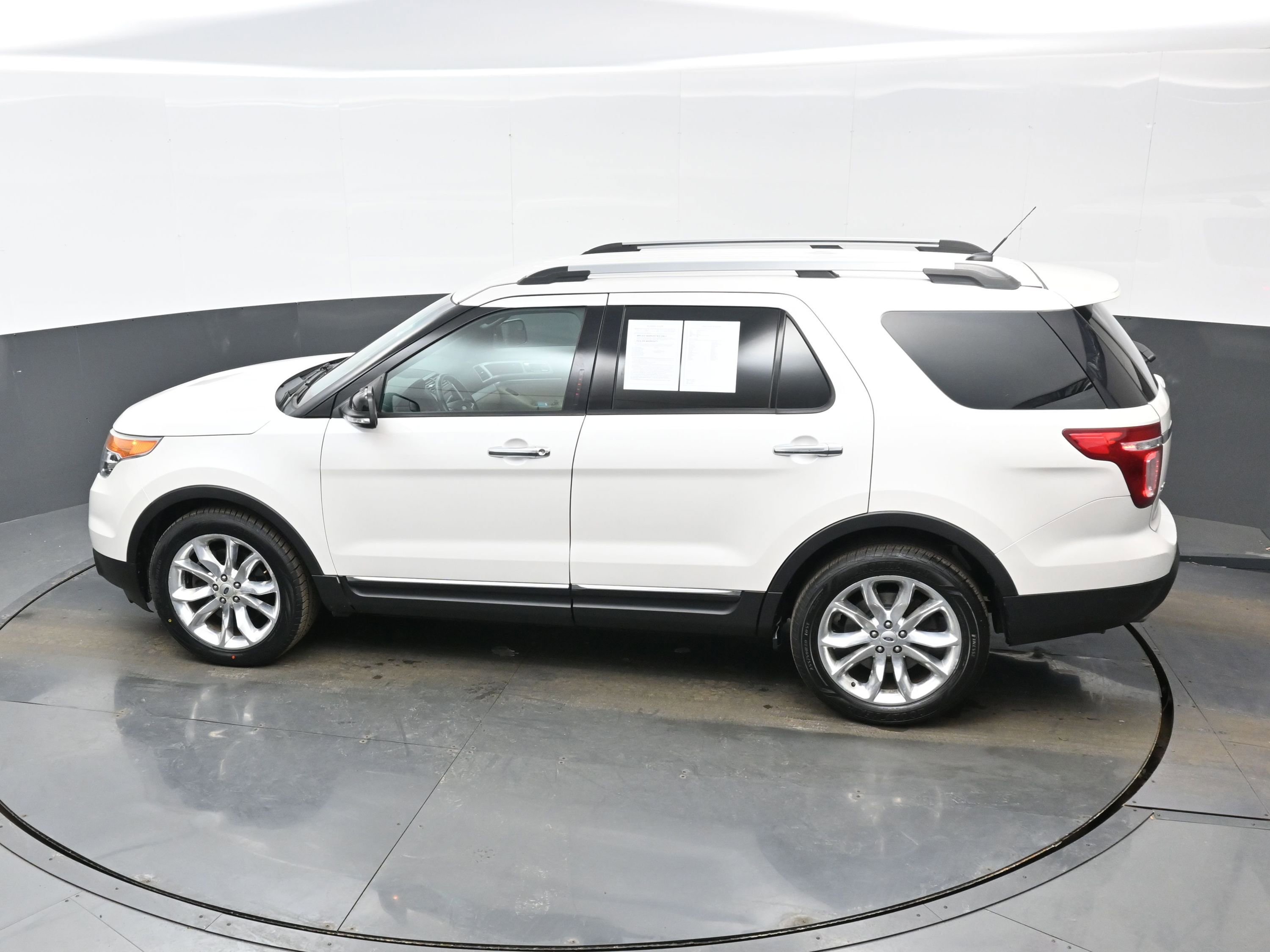 Used 2015 Ford Explorer XLT w/ Equipment Group 202B image 32