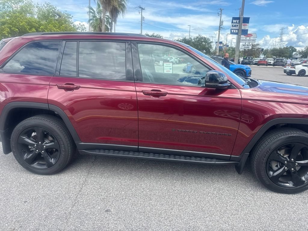 Used 2024 Jeep Grand Cherokee Altitude RWD image 4
