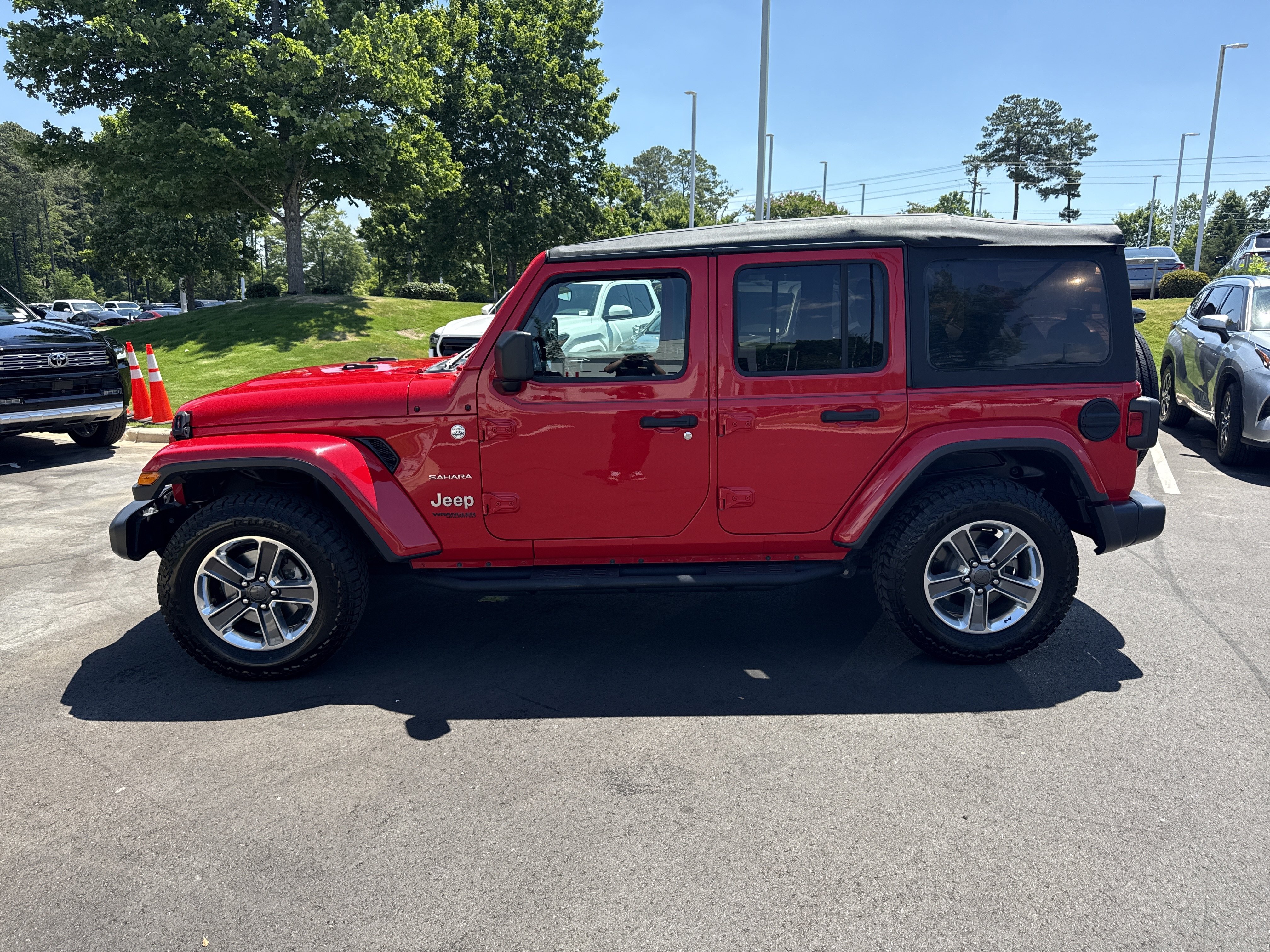 Used 2020 Jeep Wrangler Unlimited Sahara AWD/4WD image 7