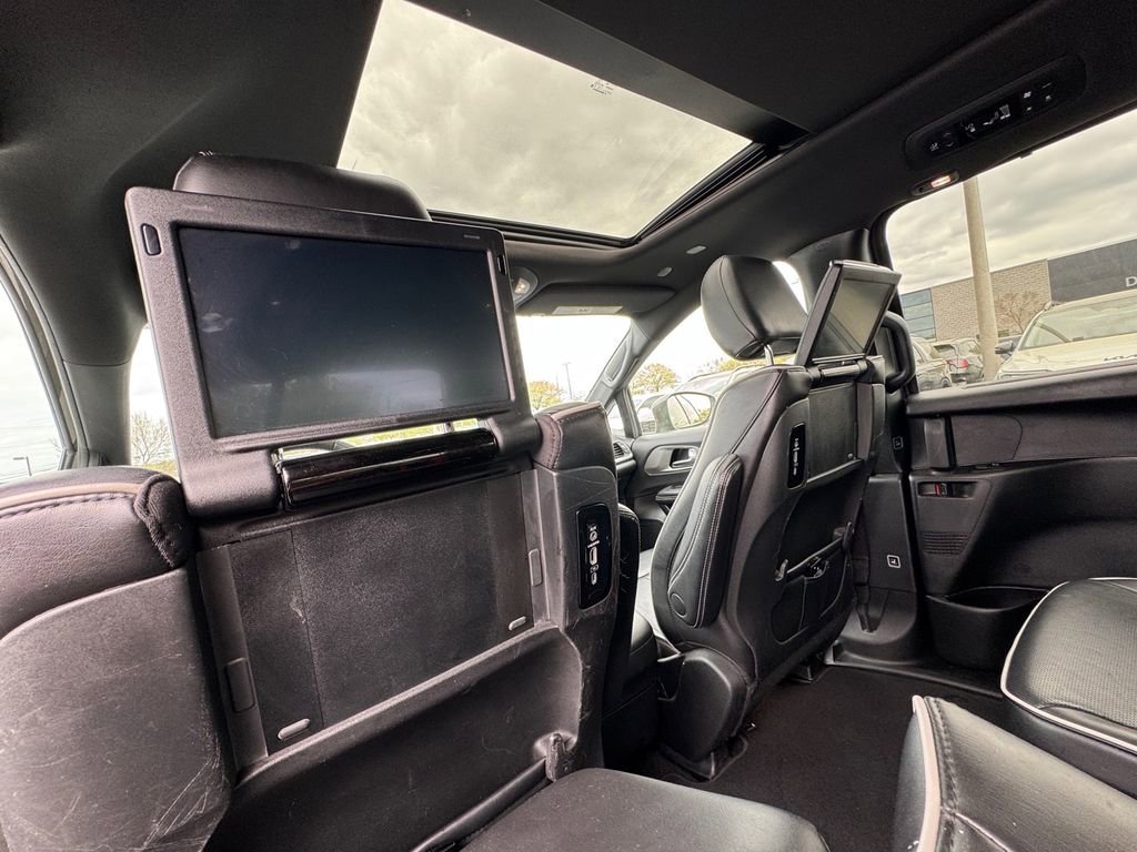 Used 2022 Chrysler Pacifica Limited w/ Uconnect Theater Family Group image 13