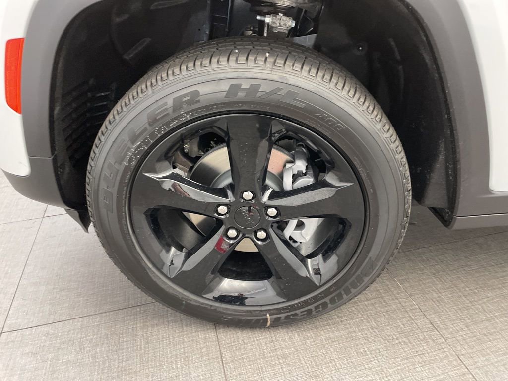 New 2025 Jeep Grand Cherokee Altitude image 8