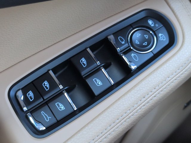 Used 2018 Porsche Macan AWD/4WD image 24