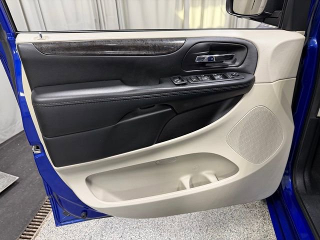 Used 2018 Dodge Grand Caravan SE w/ UConnect Hands-Free Group image 17