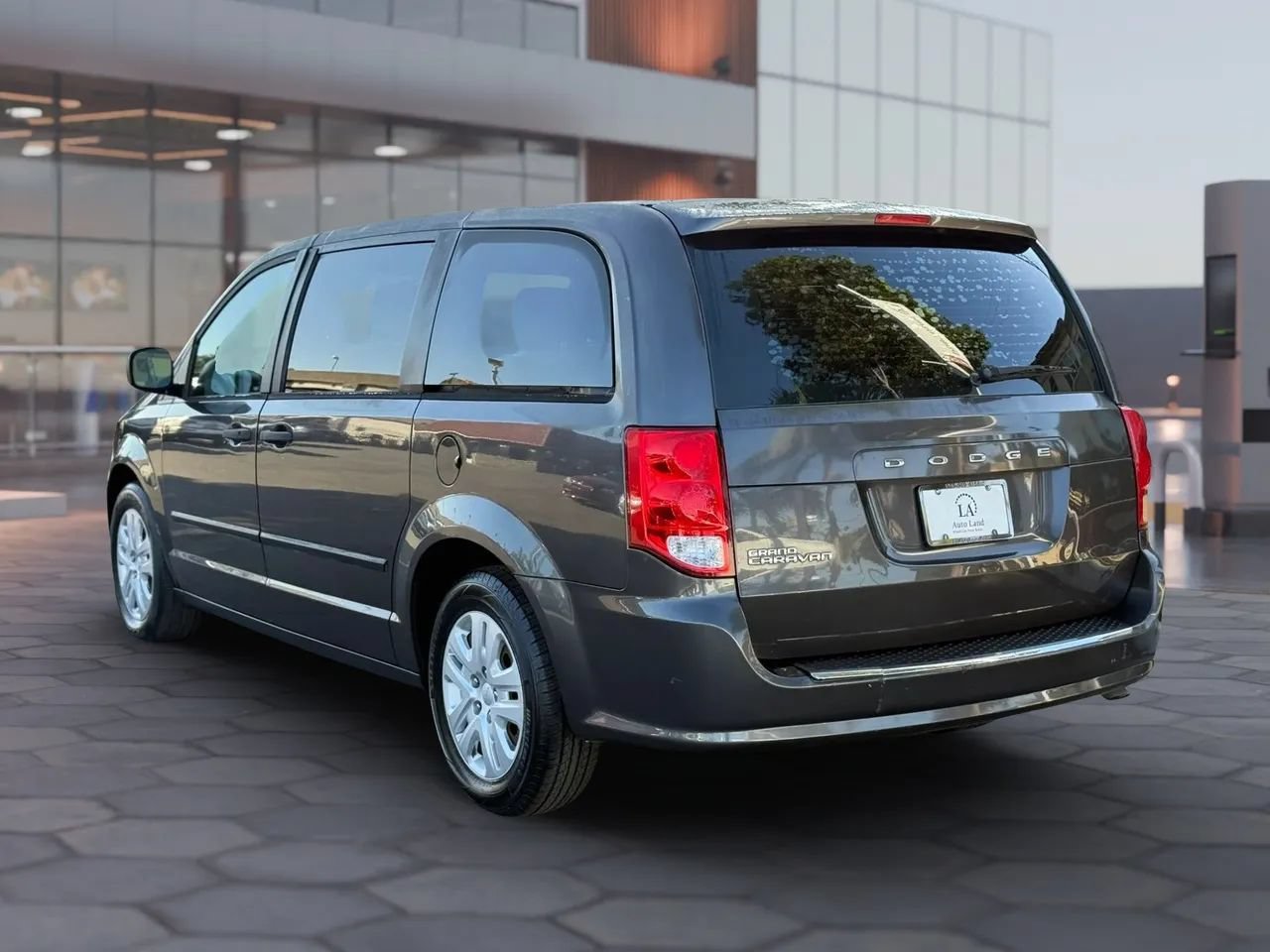Used 2015 Dodge Grand Caravan American Value Package w/ UConnect Hands-Free Group FWD image 4