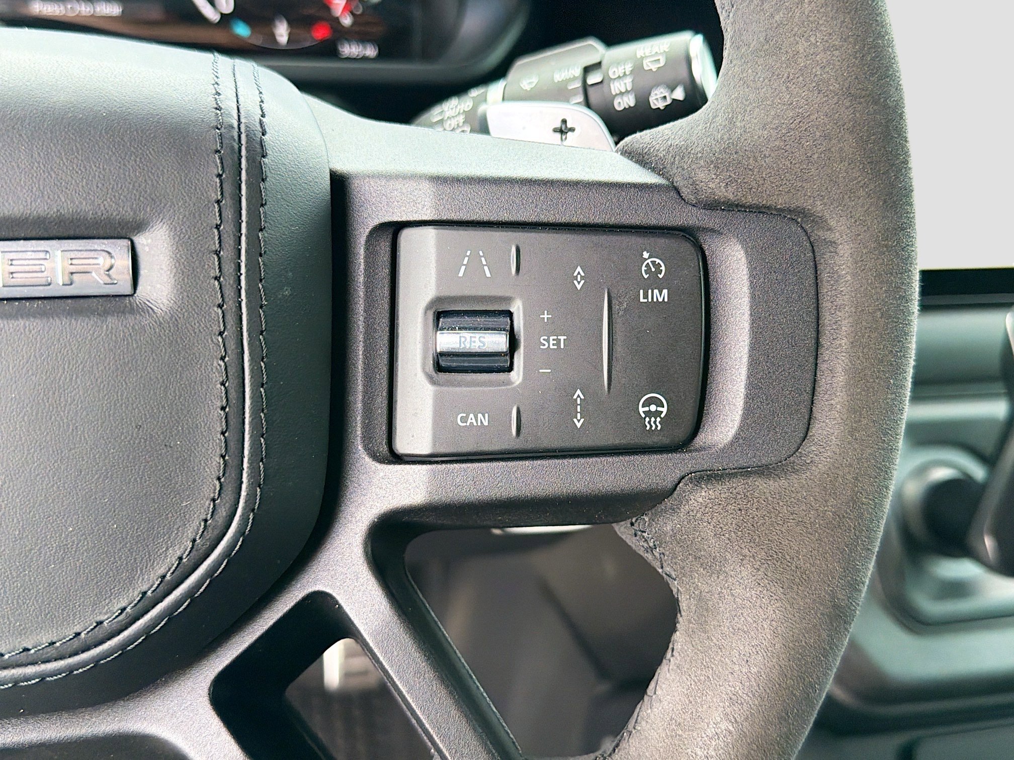 Used 2024 Land Rover Defender 110 V8 image 39