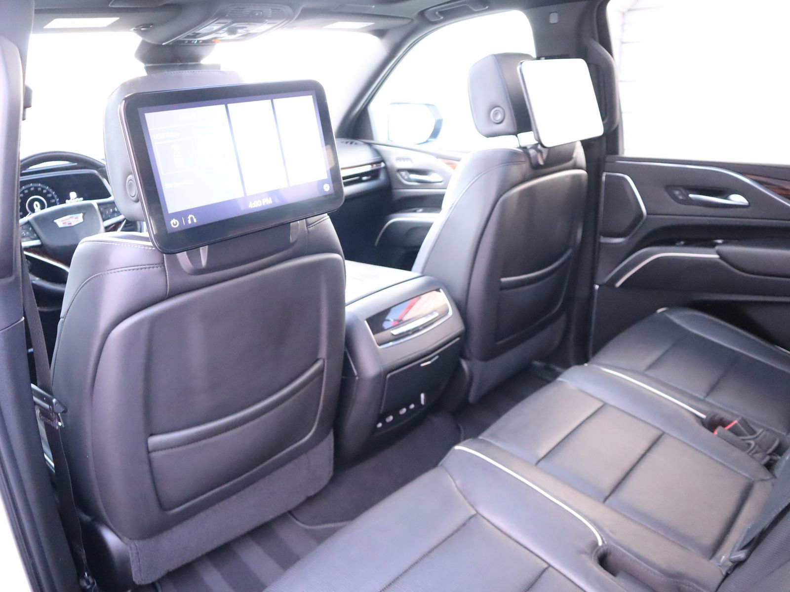 Used 2021 Cadillac Escalade ESV Premium Luxury w/ Driver Assist Tech Package AWD/4WD image 4